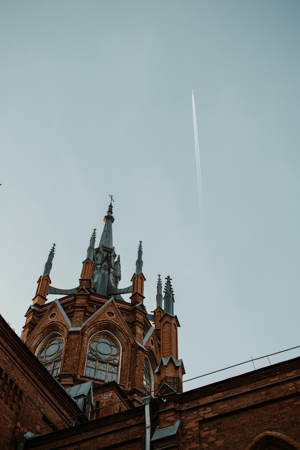 edificio in cemento marrone e bianco