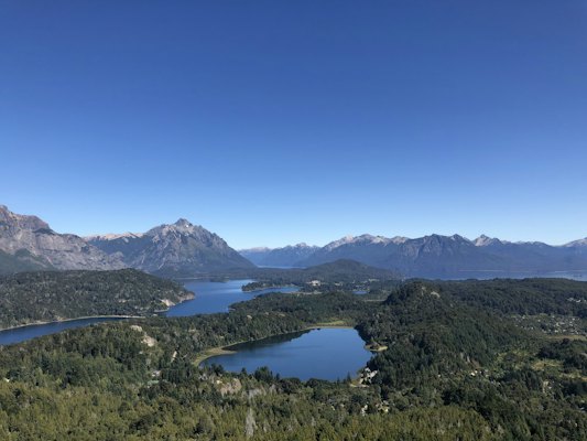 Green trees near lake under blue sky during daytime — Bariloche, Argentina