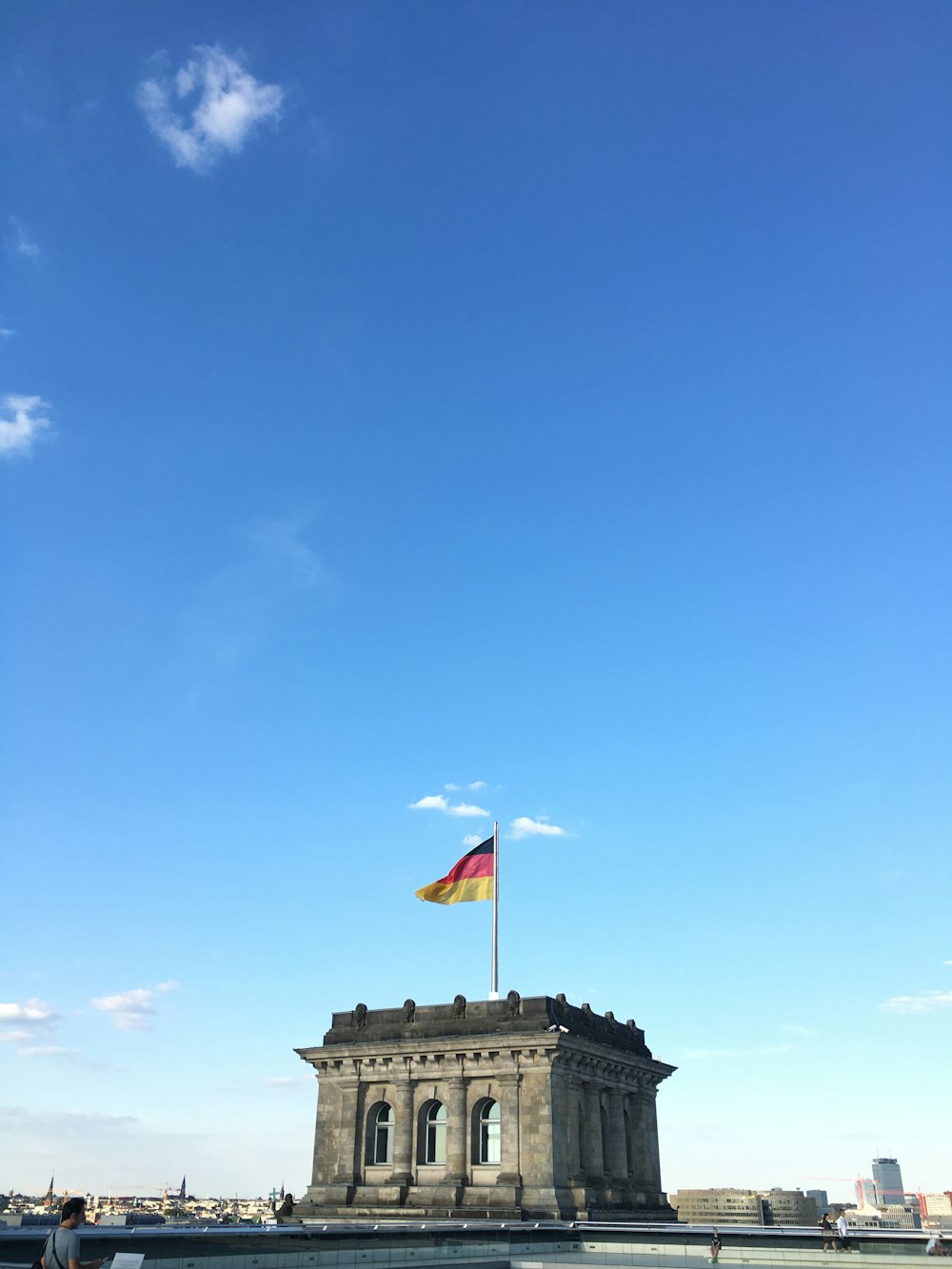 Weißes Betongebäude unter blauem Himmel tagsüber