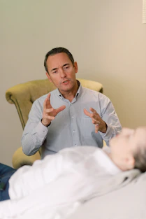 Psychosomatisch fysiotherapeut aan het behandelen met patient