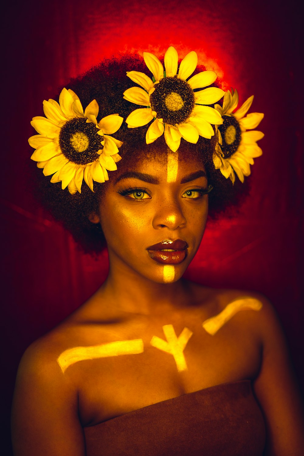 Frau mit gelber Sonnenblume auf dem Kopf