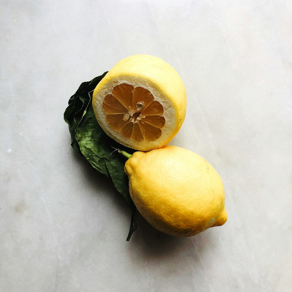 gelbe Zitronenfrucht auf weißer Oberfläche