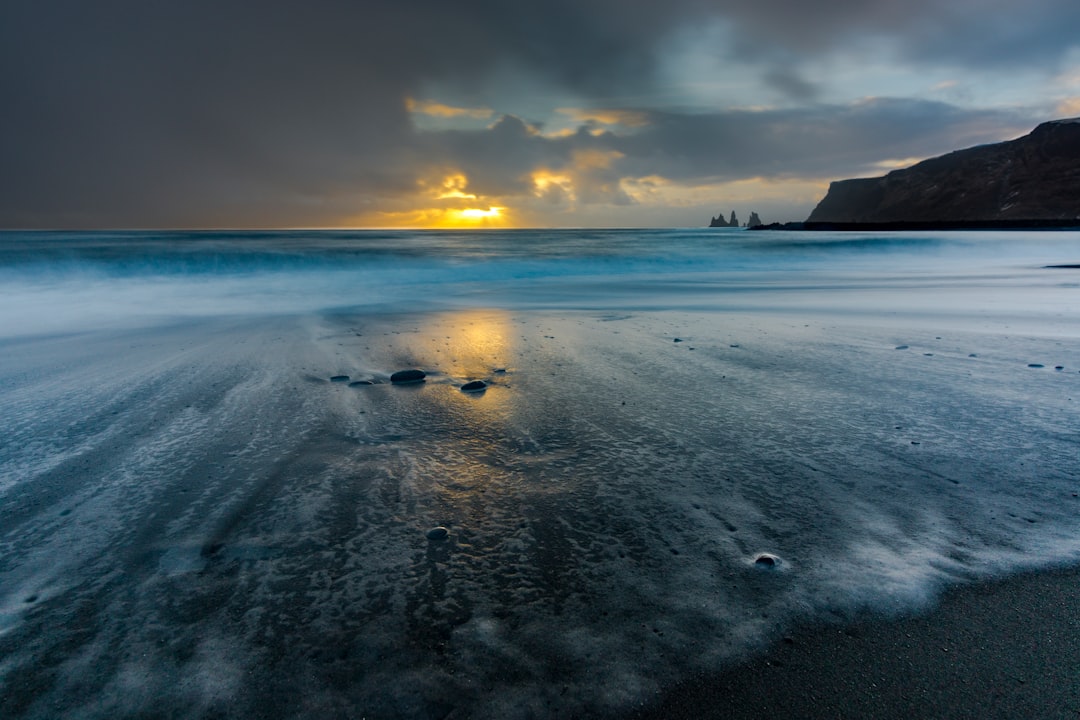 travelers stories about Shore in Black Sand Beach, Iceland