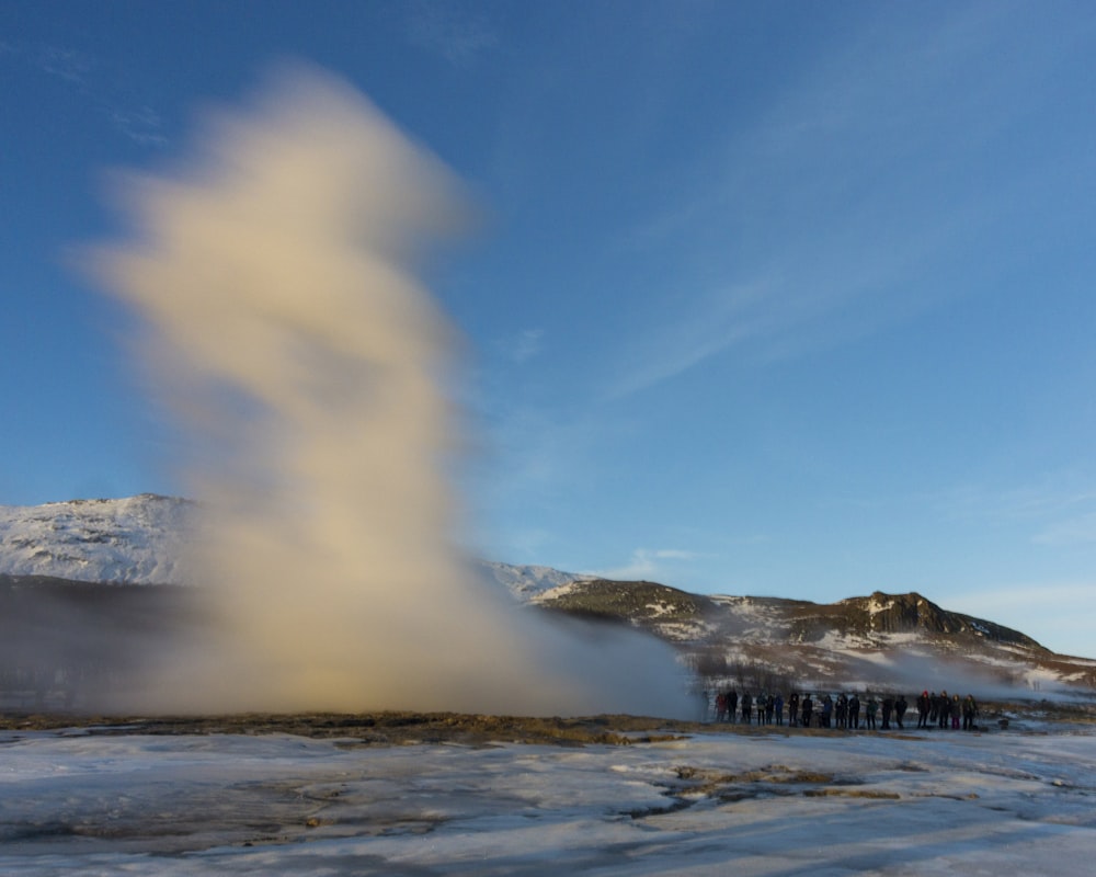 Fumée blanche sortant d’une fontaine d’eau