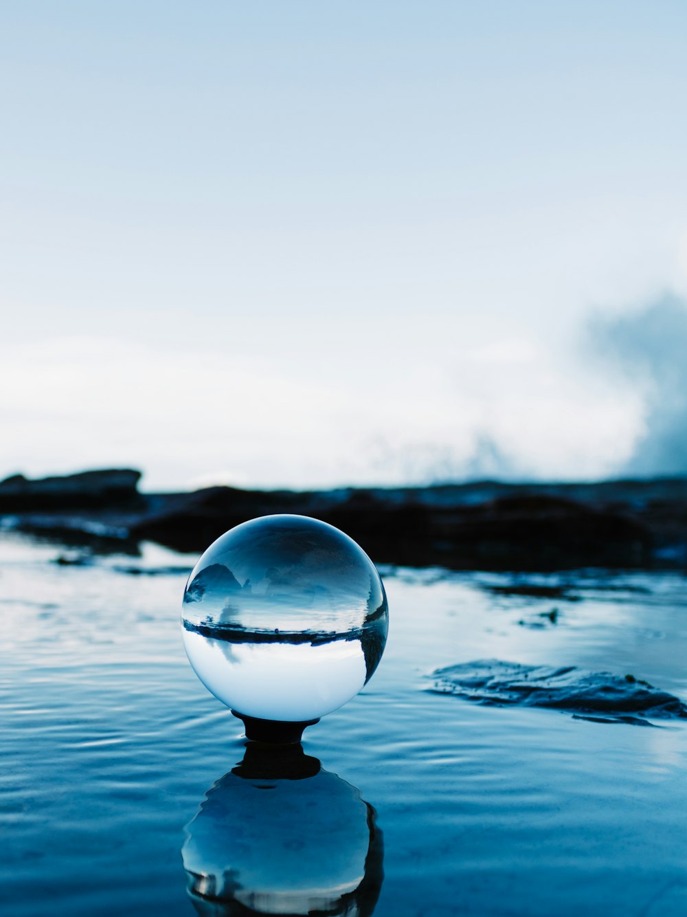 水に透明なガラス球