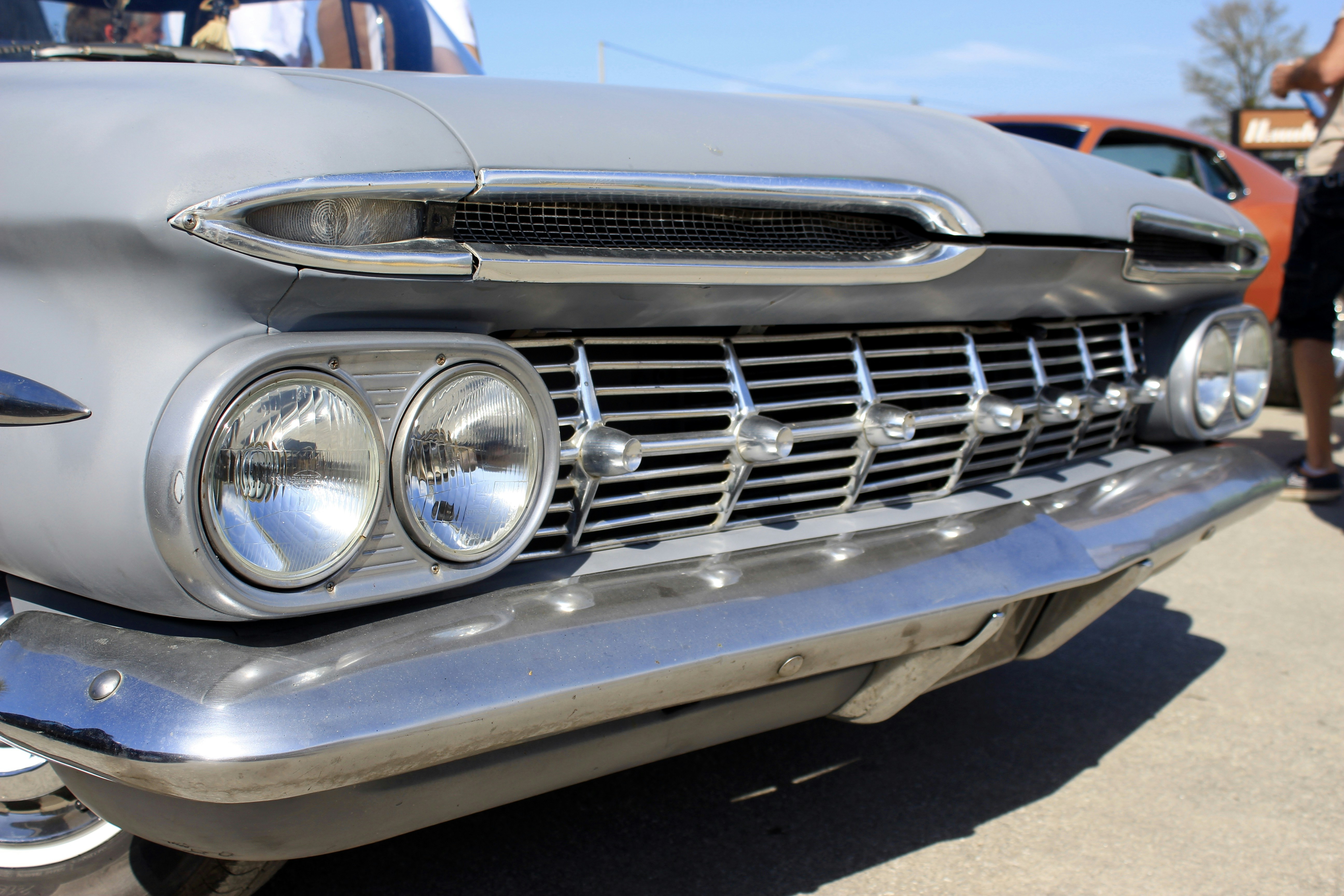 voiture bleue et argentée en gros plan