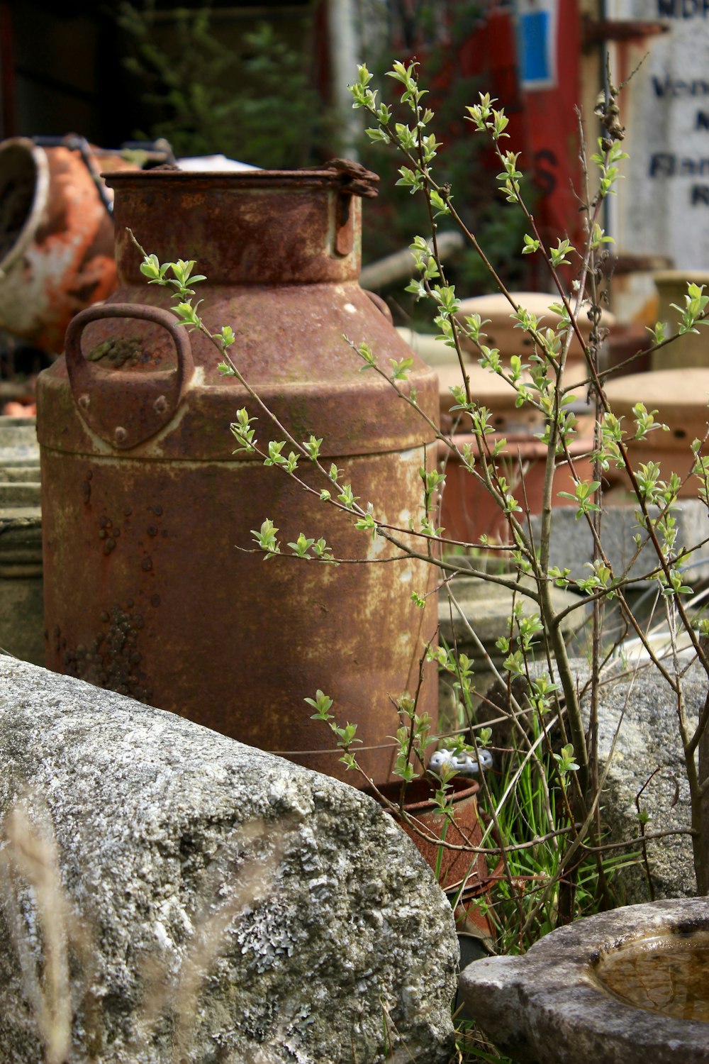 Tanque de metal marrón sobre piso de concreto gris