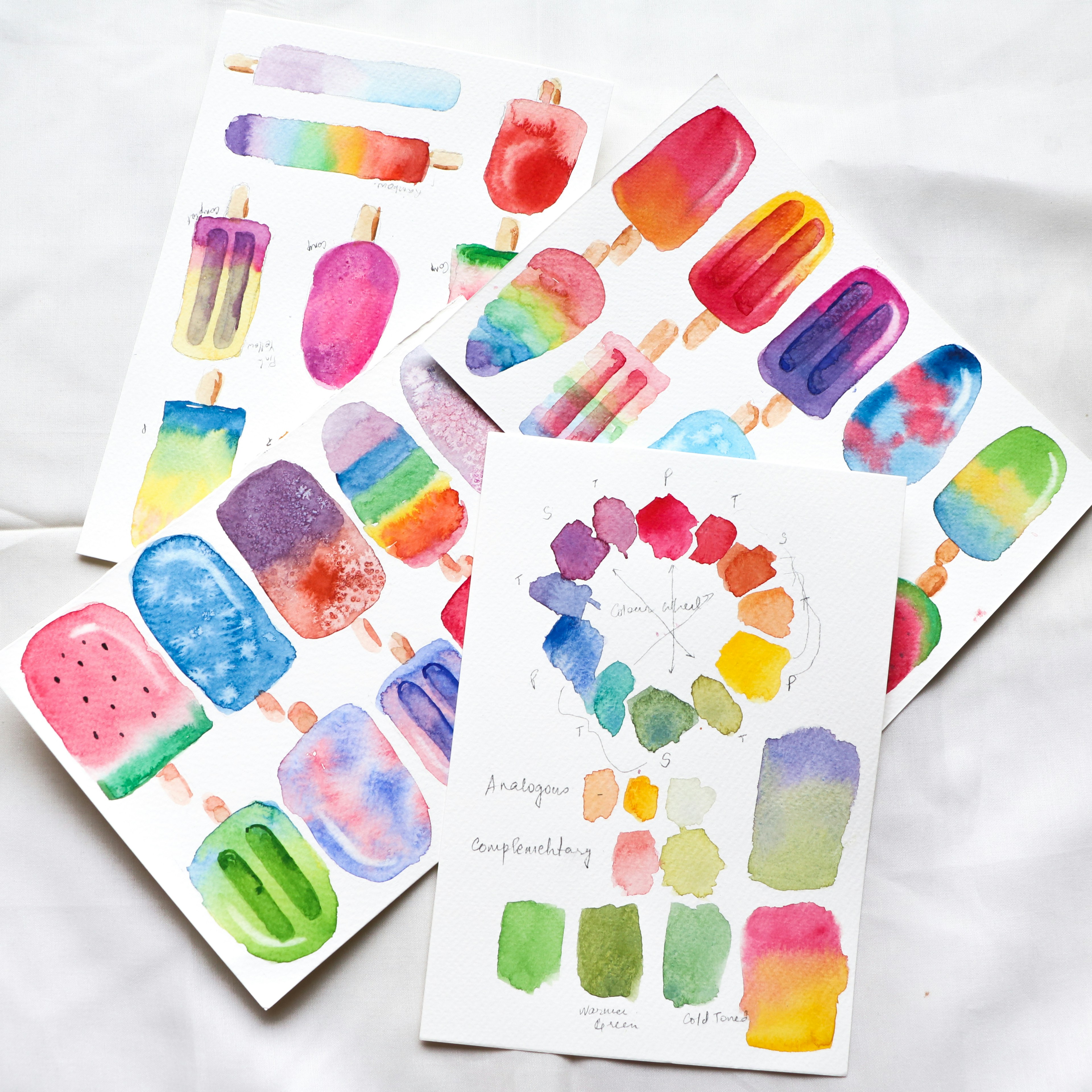 白、青、緑の花柄プリントボード