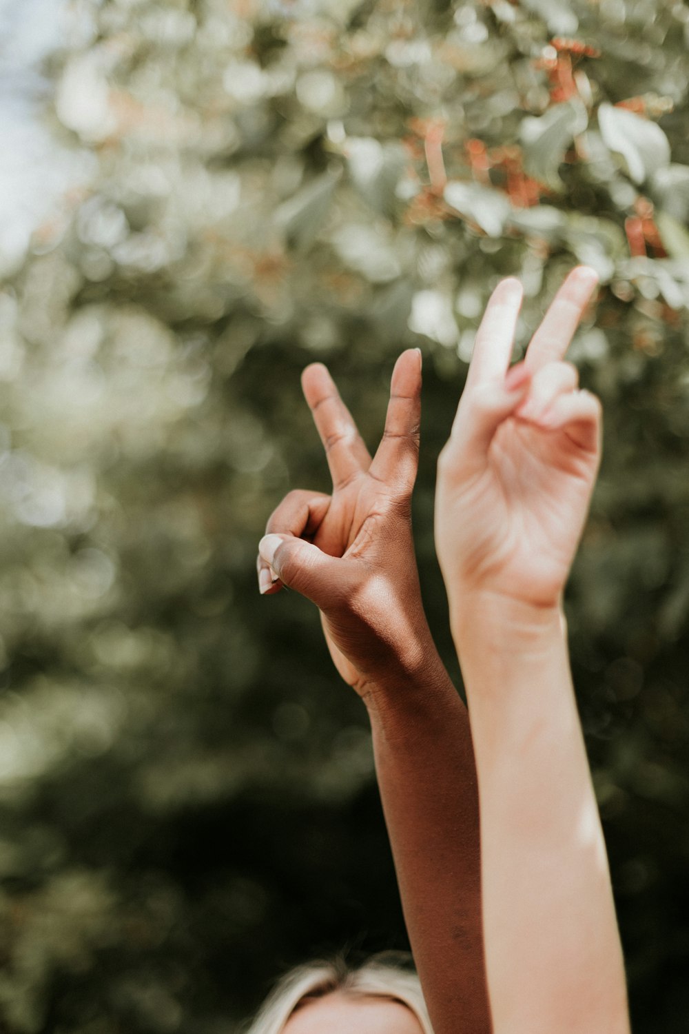 mão de pessoas com manicure branca