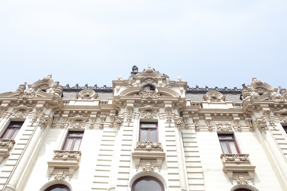 Edificio in cemento bianco e marrone sotto il cielo blu durante il giorno