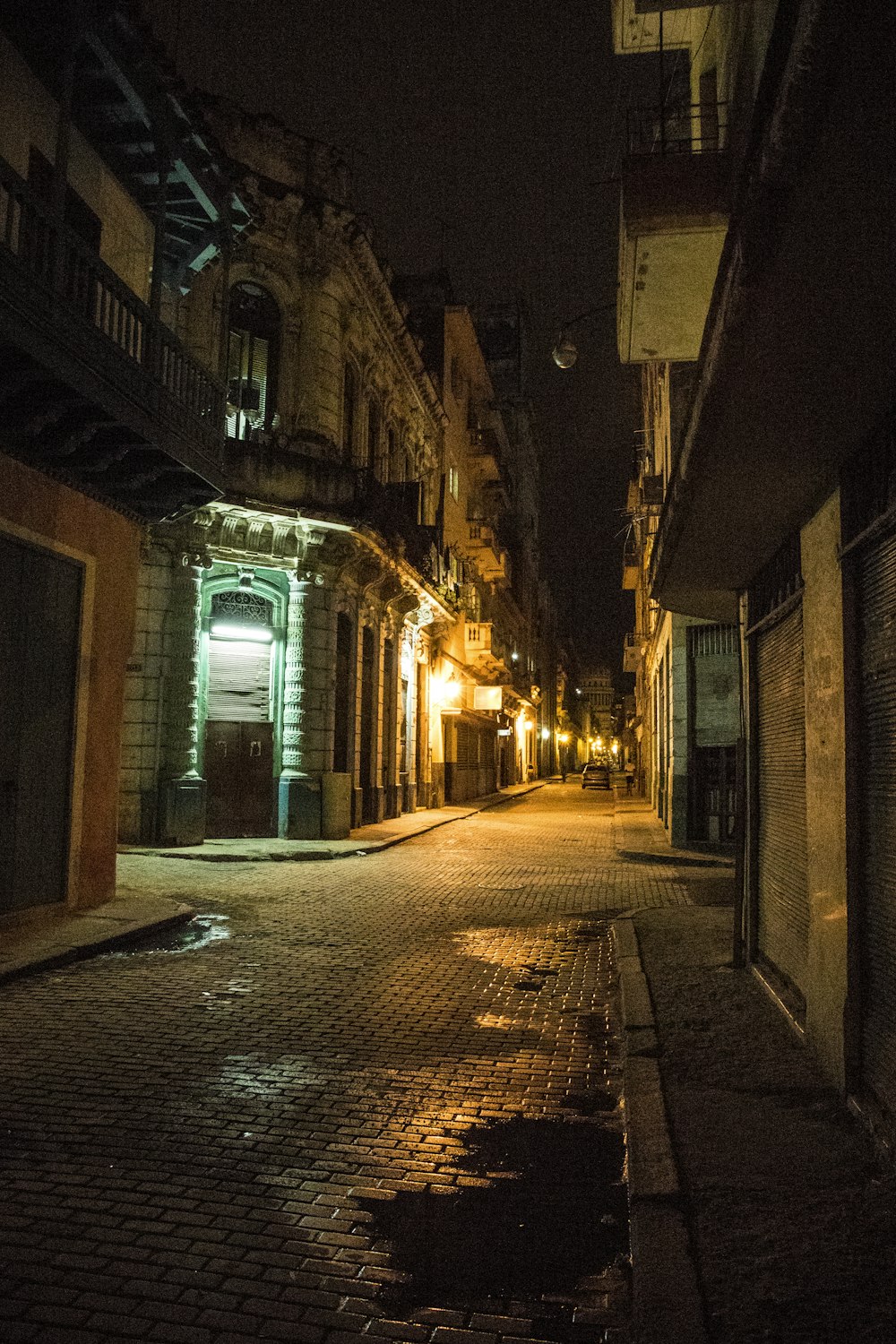 야간에 콘크리트 건물 사이의 빈 거리