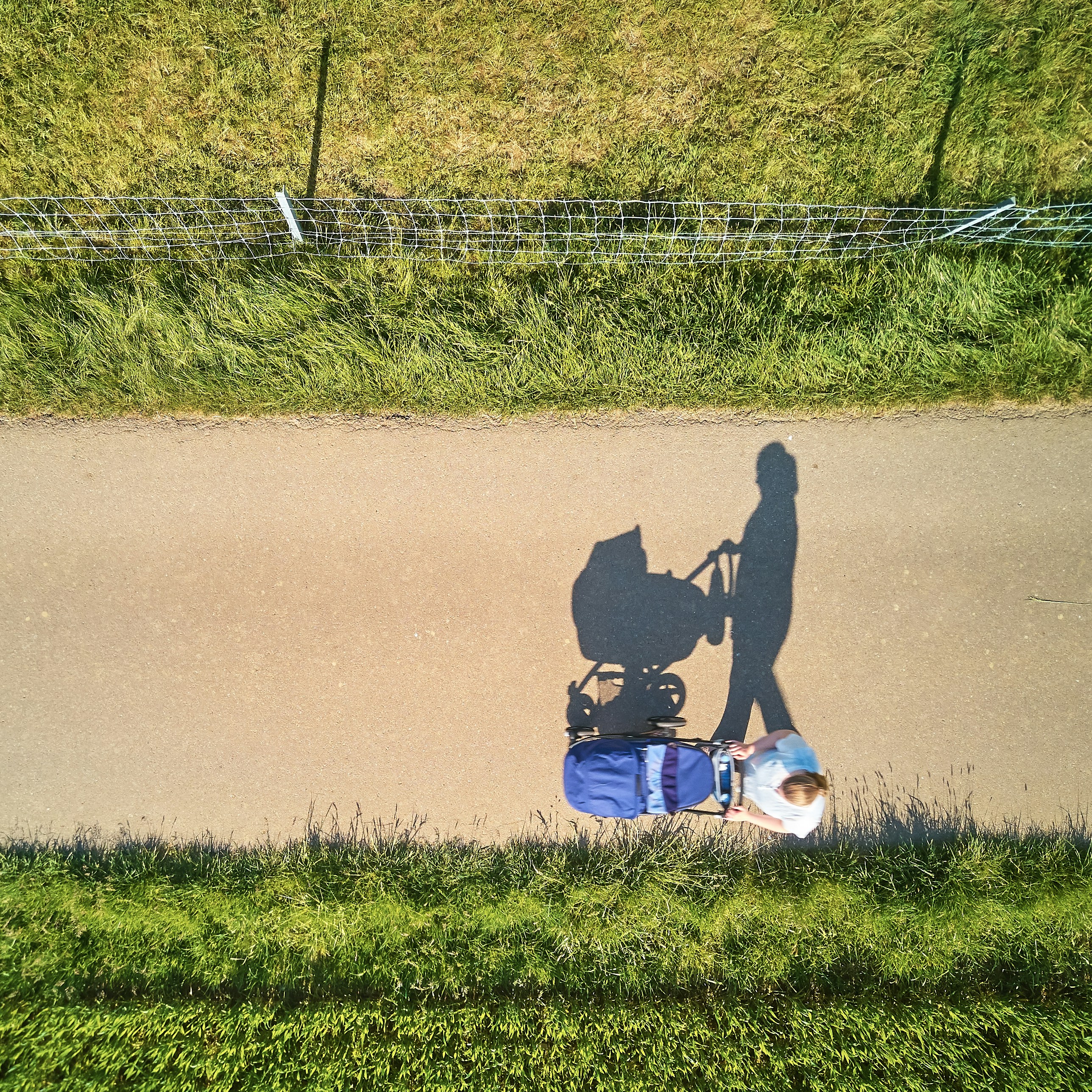 Une femme promenant avec son bébé dans une poussette. | Photo : Unsplash