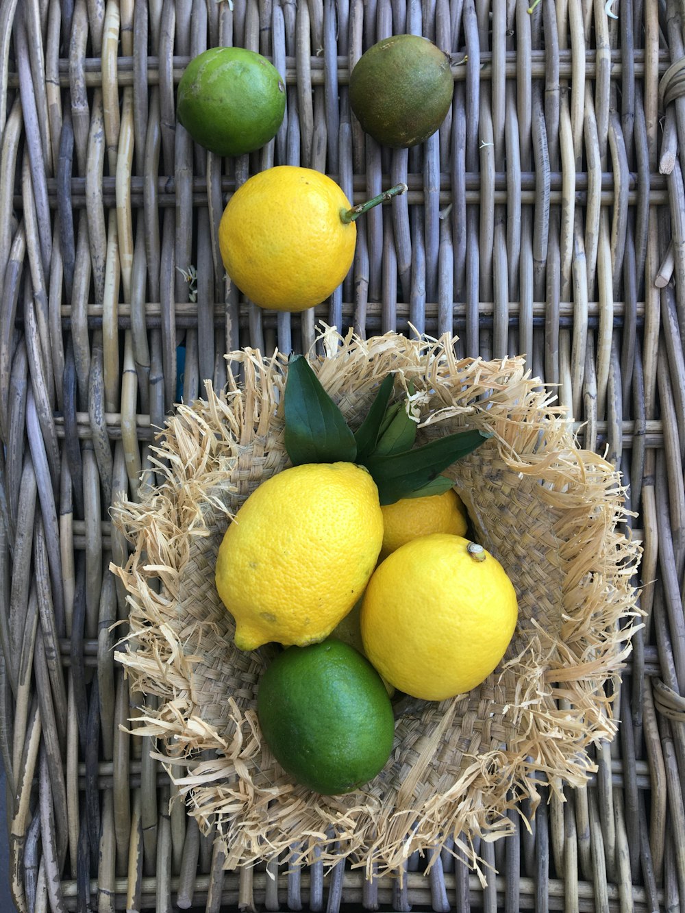 Fruit de citron jaune sur panier tressé brun