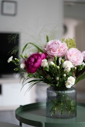 pink and white flowers in clear glass vase von Janine Meuche (@janine152)