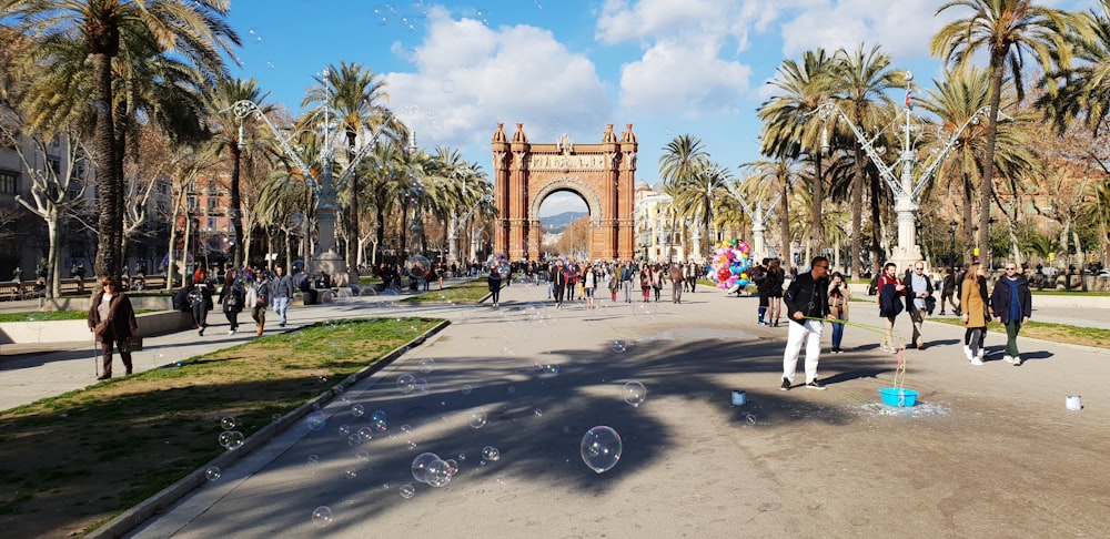 Gente caminando por el parque durante el día