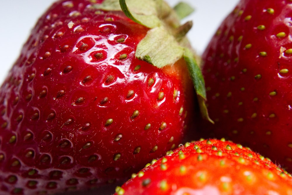 red strawberries in close up photography