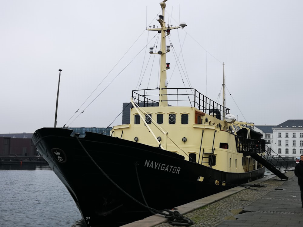 navire noir et blanc sur la mer pendant la journée