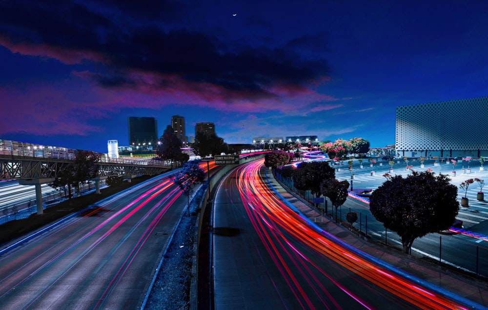 fotografia de lapso de tempo de luzes da cidade durante a noite