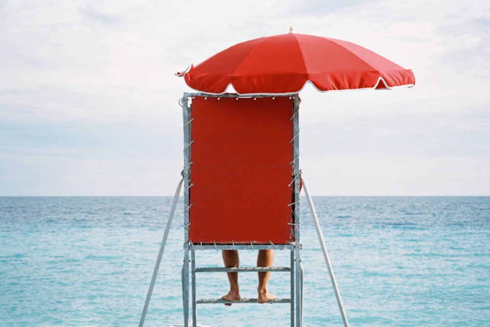 femme en robe rouge debout sur le bateau pendant la journée