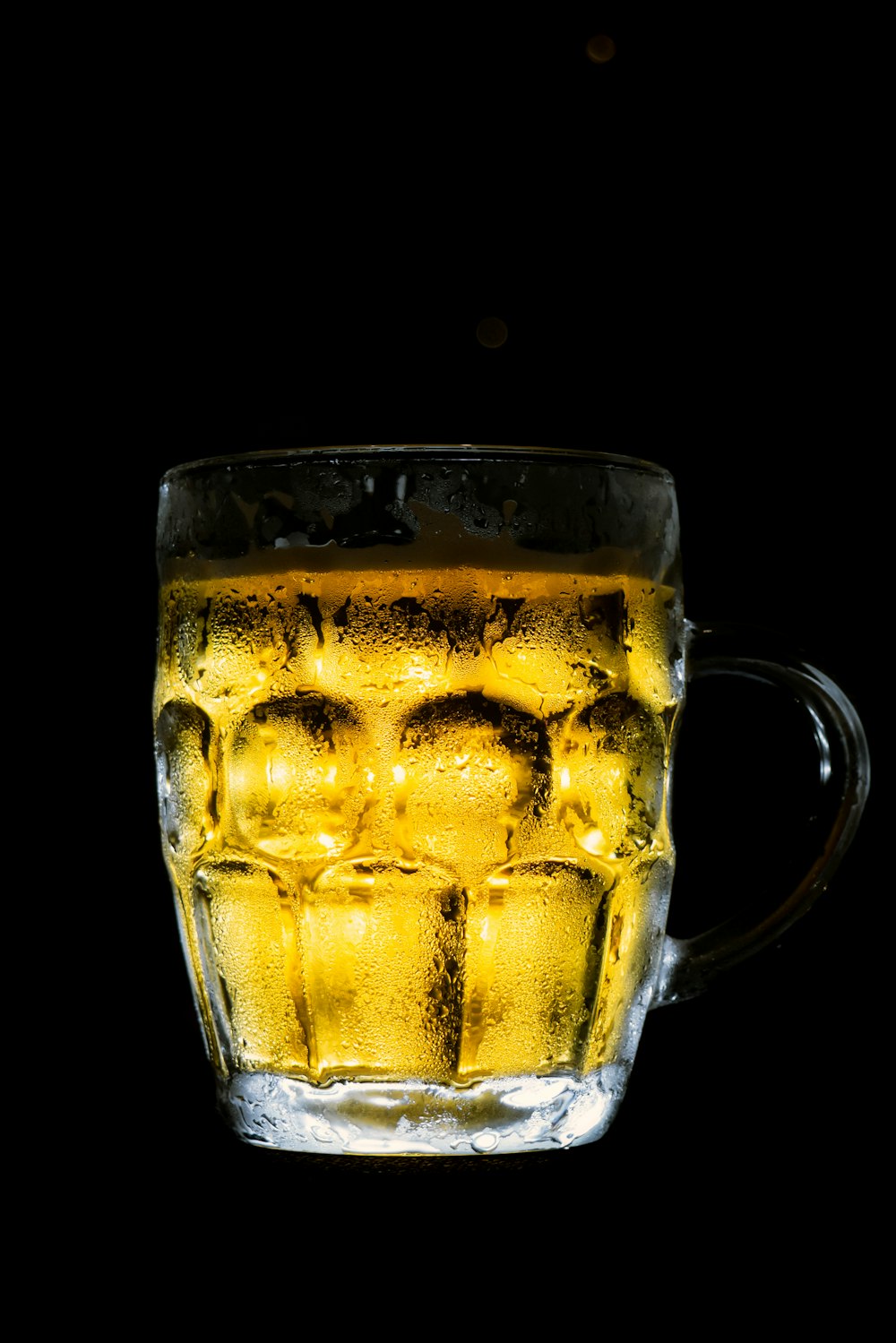 boccale in vetro trasparente con birra