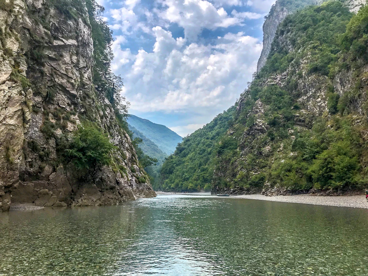 Albanische Küste entlang der Riviera — die Art Sommerlandschaft, der Cabrio-Fahrer vom TIA hinterherjagen