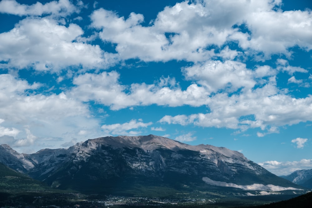 nubes blancas sobre la montaña marrón