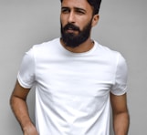 man in white crew neck t-shirt