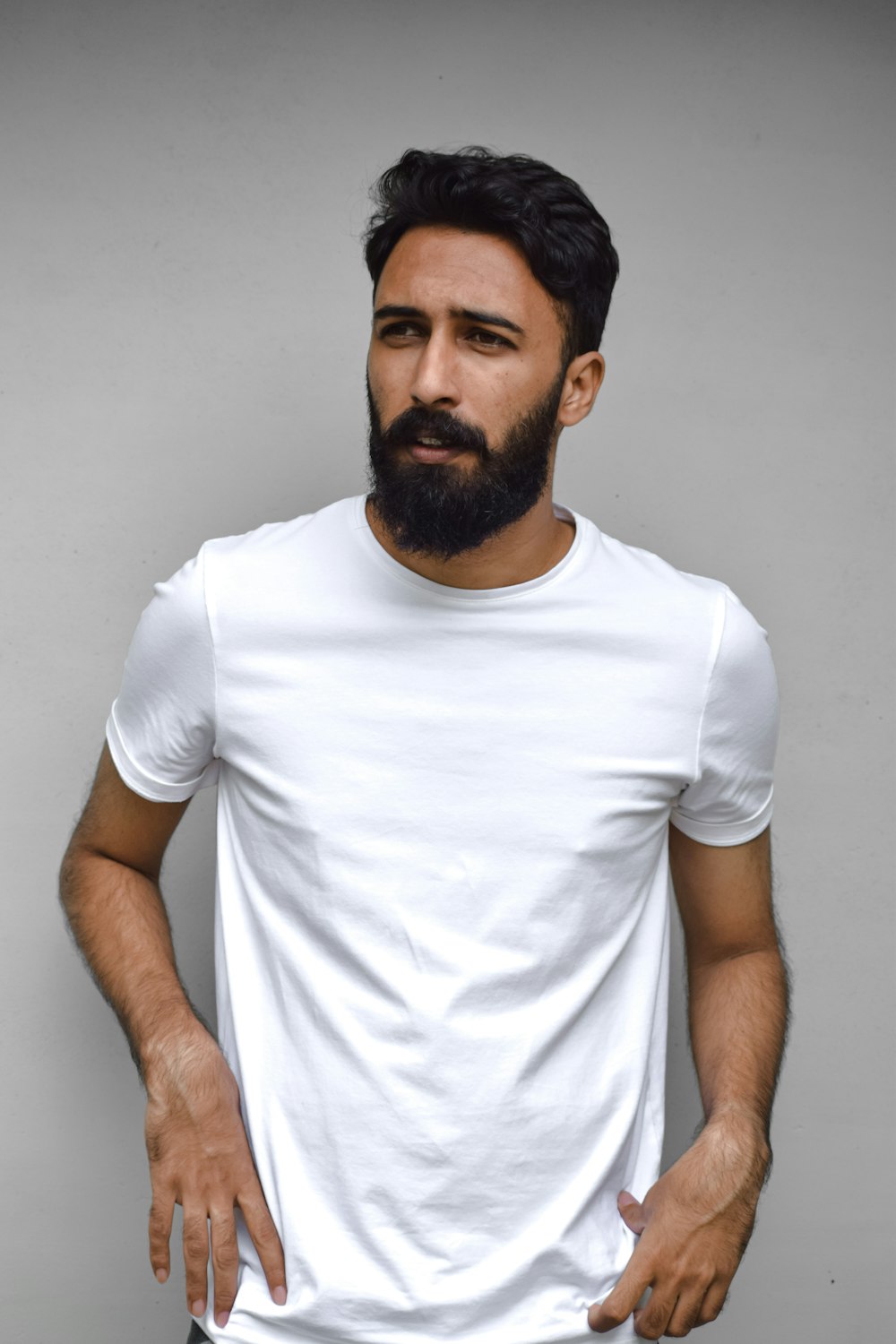 man in white crew neck t-shirt