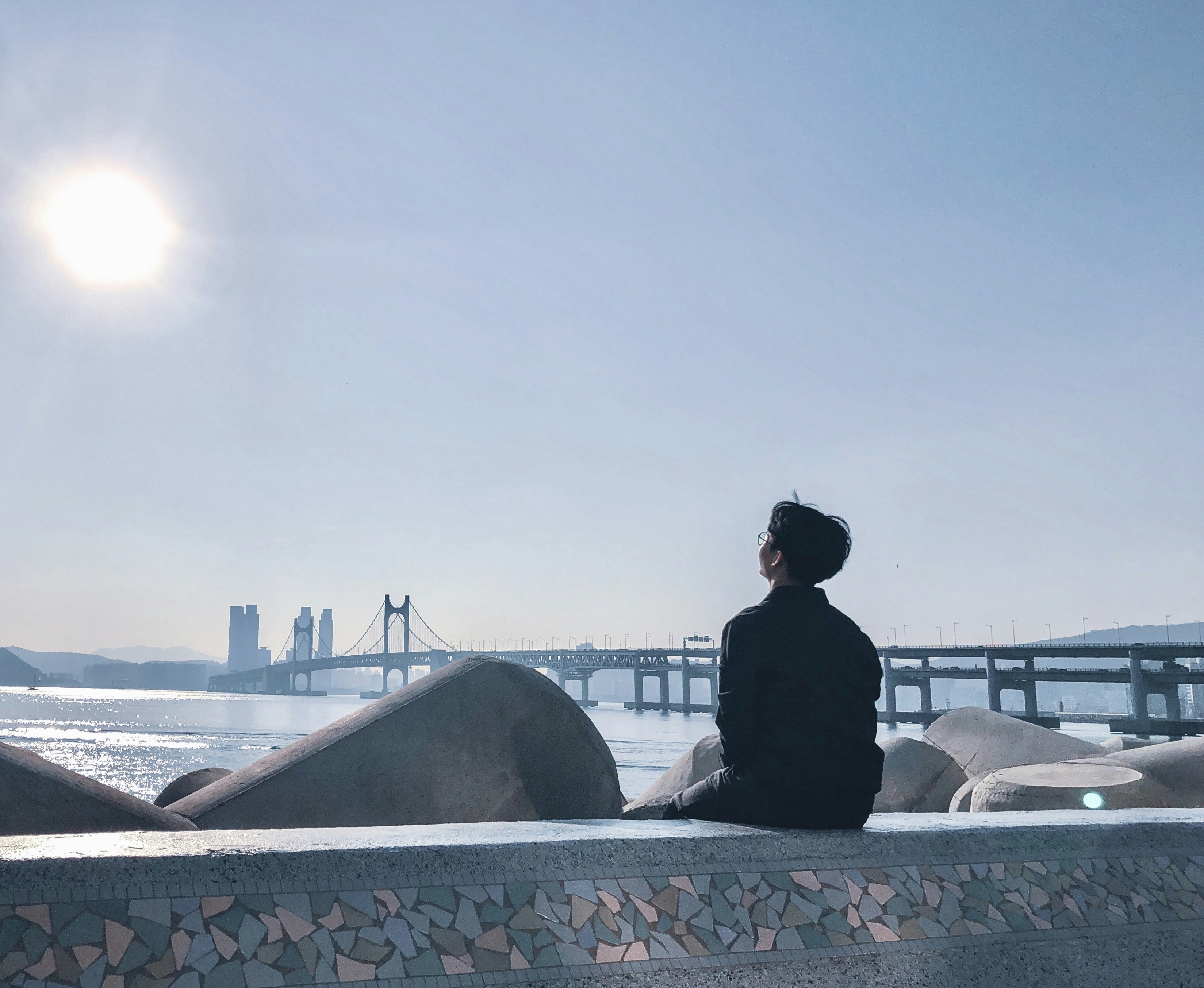 한국 아파트에서 한 사람이 노트북으로 예산 스프레드시트를 보며 재정 계획을 세우는 모습