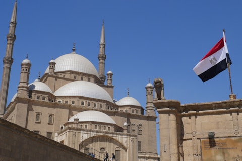 egypt flag: egypt travel itinerary