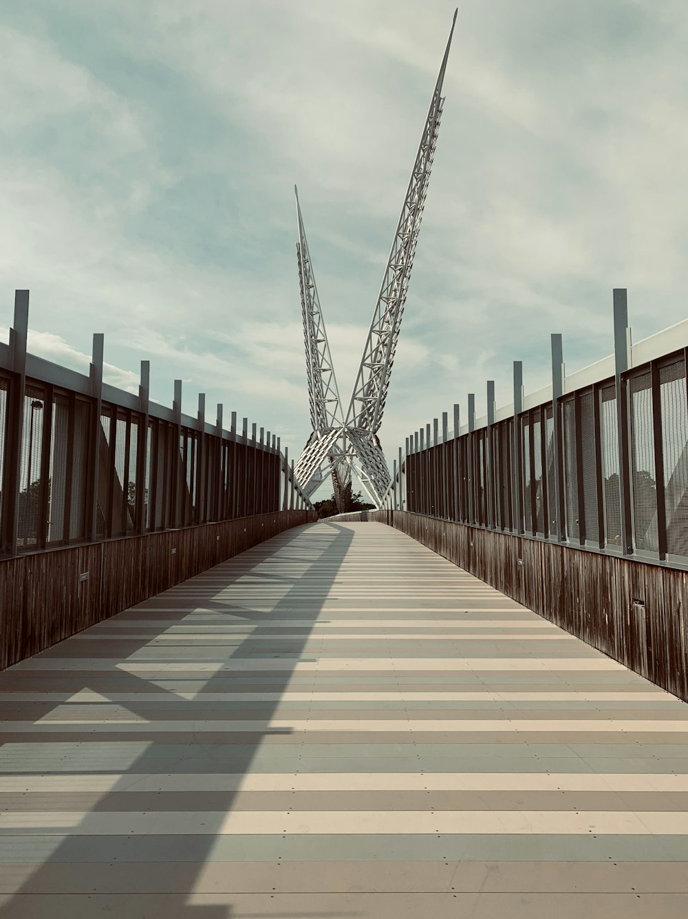 Braune Holzbrücke tagsüber unter bewölktem Himmel