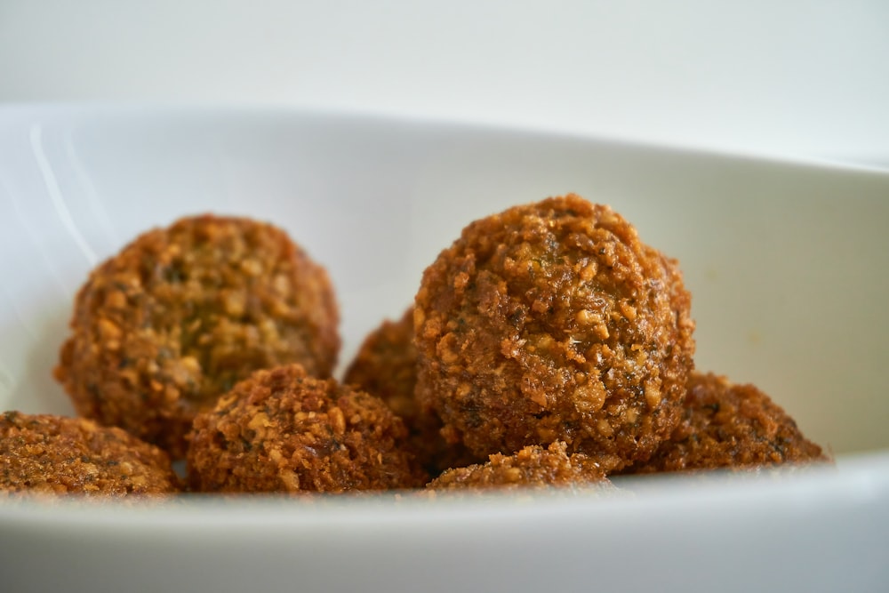 deux biscuits bruns sur assiette en céramique blanche