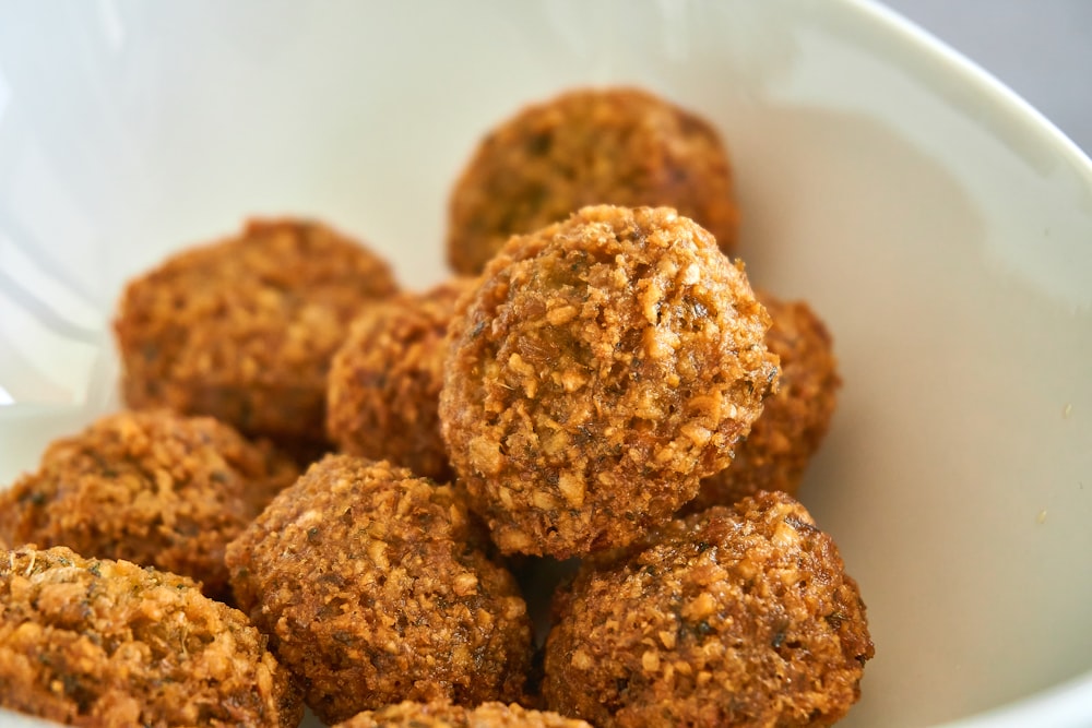 biscuits bruns sur bol en céramique blanche