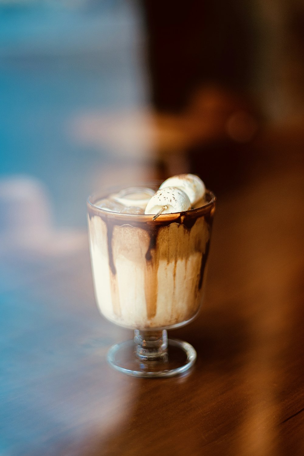 Helado en vaso de vidrio transparente