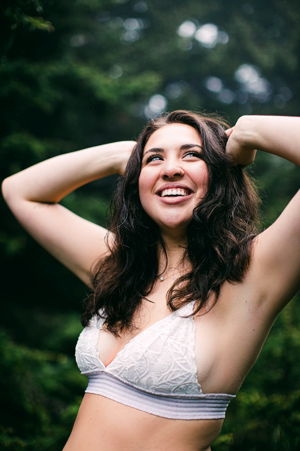 femme en débardeur blanc souriant