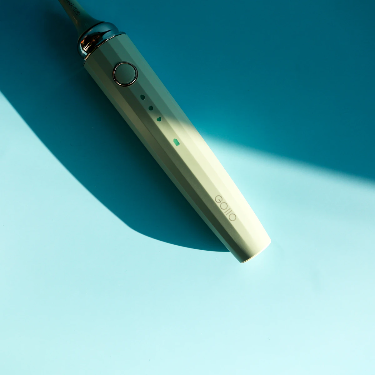 İllüstratif görsel: white and blue electric toothbrush