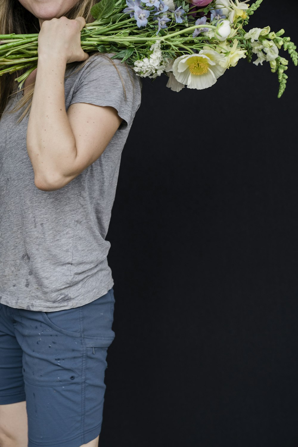 Femme en t-shirt gris et jean bleu