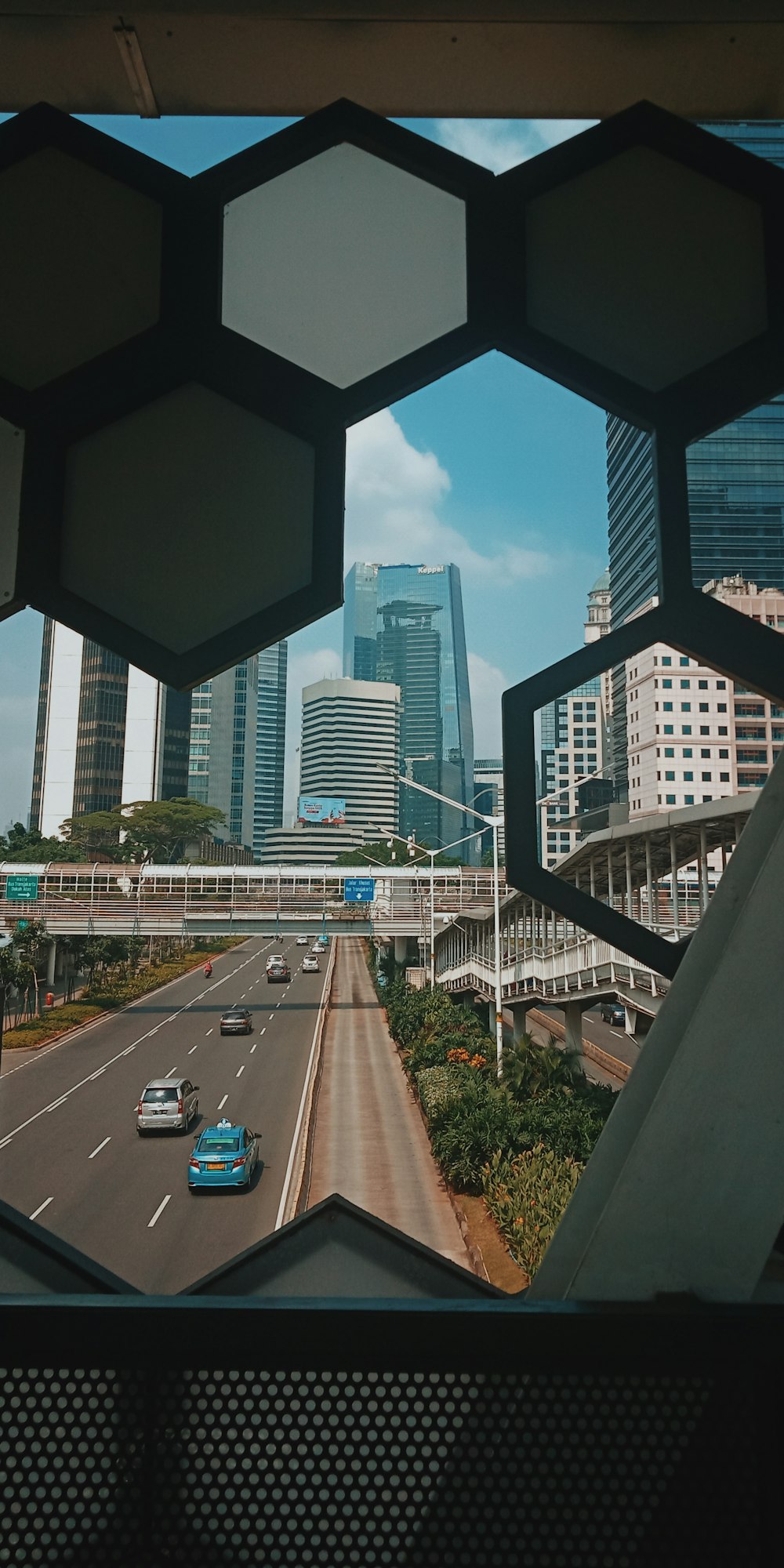 Coches en la carretera cerca de los edificios de la ciudad durante el día