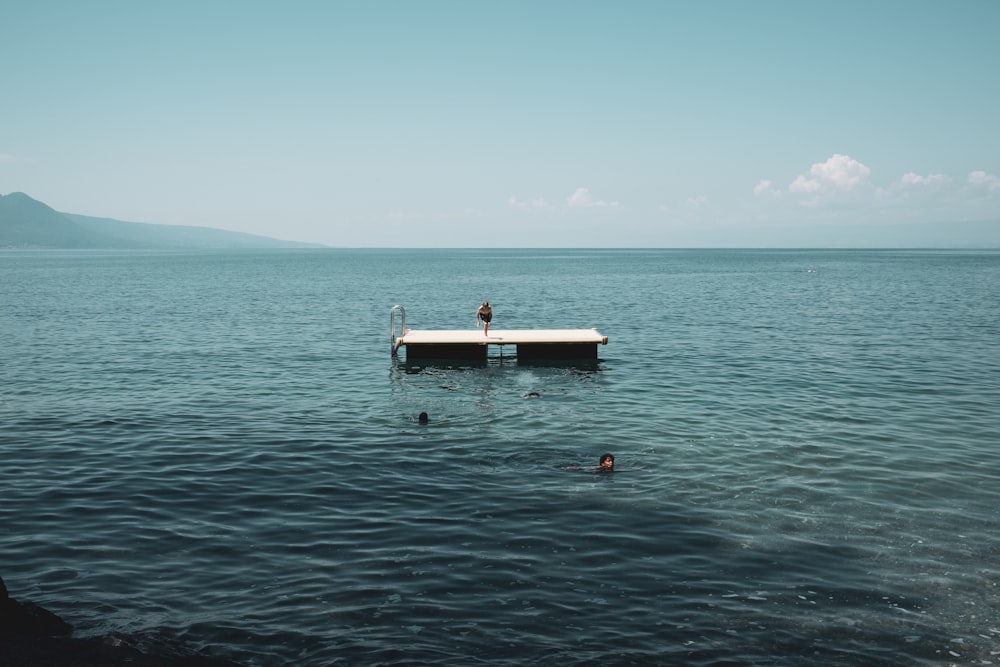 bateau blanc et noir sur la mer sous le ciel bleu pendant la journée