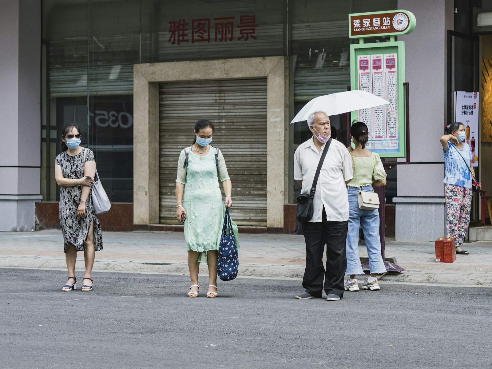 ZEISS Batis 40mm F2 CF sample photo. Man and woman walking photography