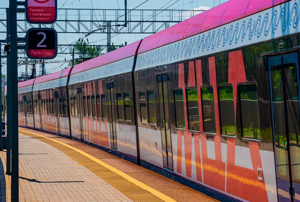 treno bianco e rosso sulla stazione ferroviaria durante il giorno