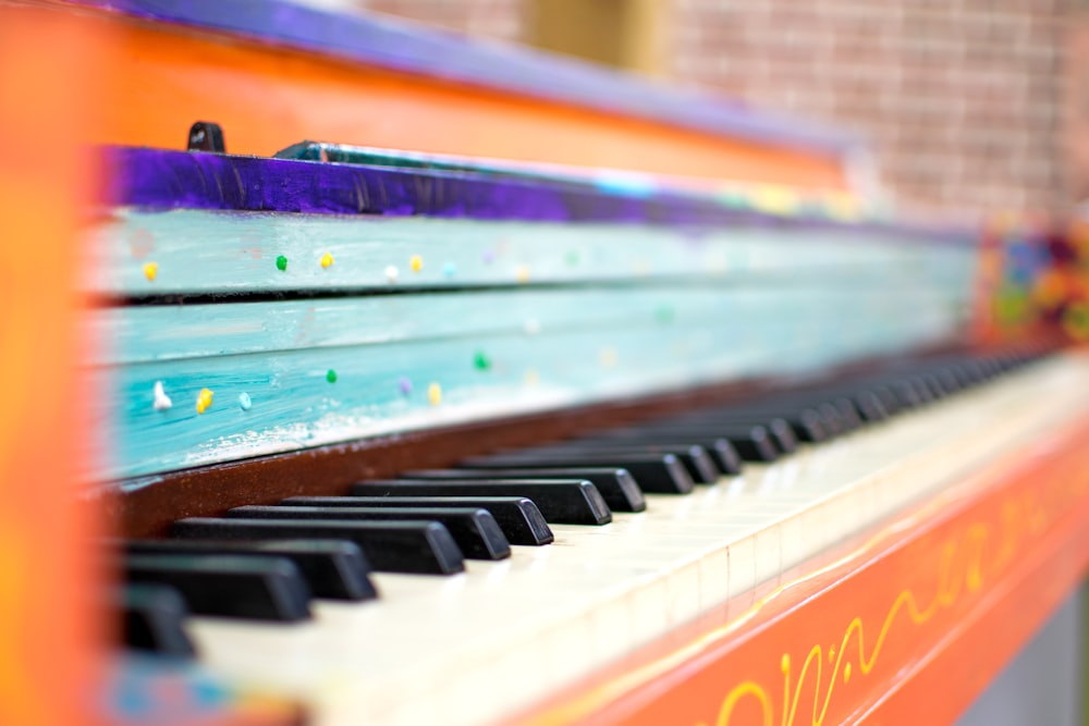 white and black piano keys