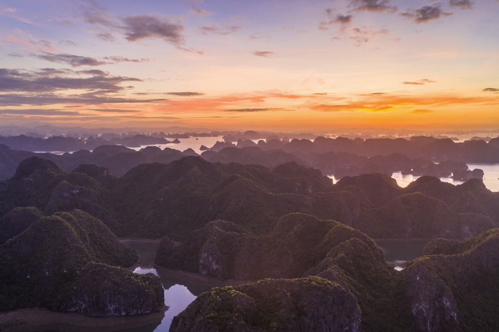 Brauner Rocky Mountain bei Sonnenuntergang