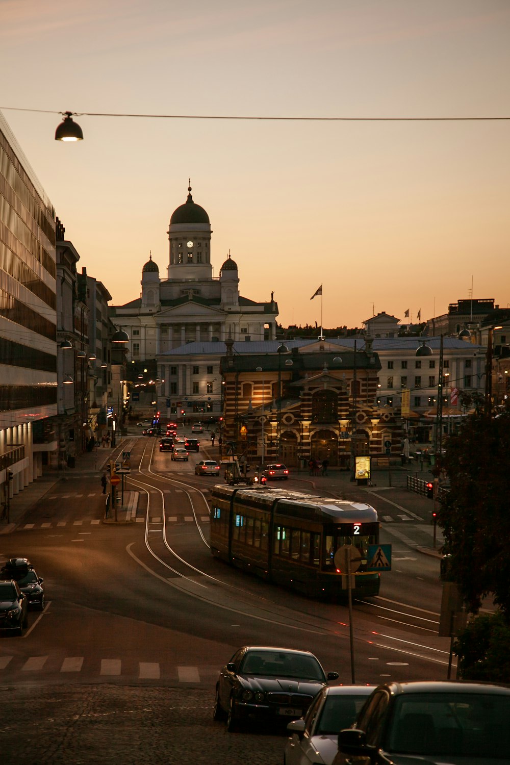 auto su strada vicino agli edifici durante il giorno