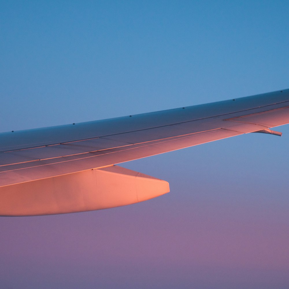 white and blue airplane wing during daytime