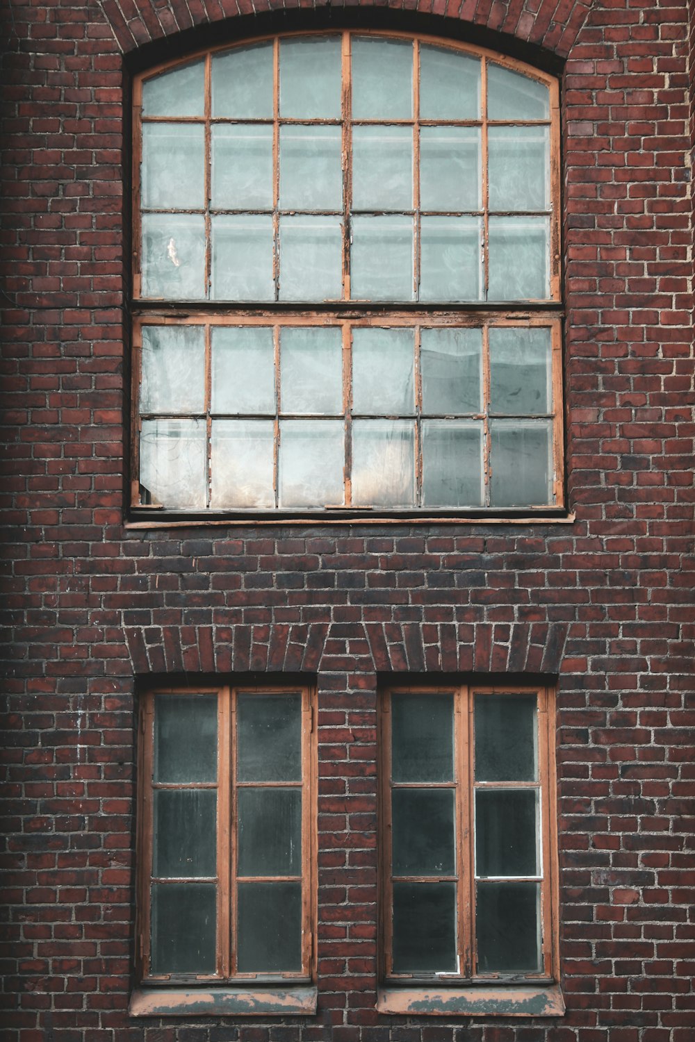 Fenêtre en verre encadrée en bois brun