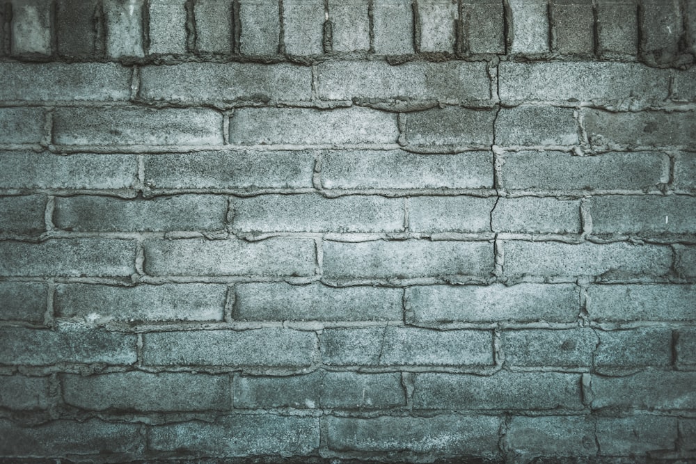 Pared de ladrillo gris durante el día