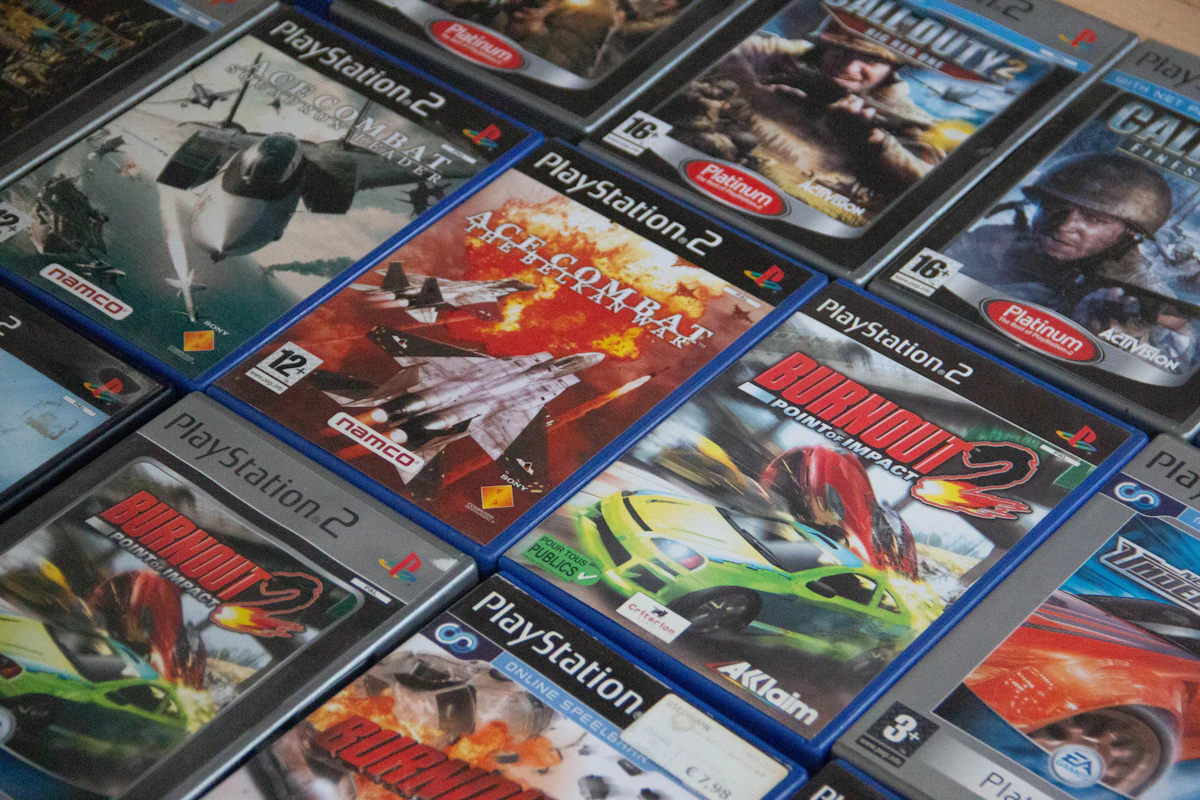Stapel fysieke PlayStation 2-games met verschillende hoezen