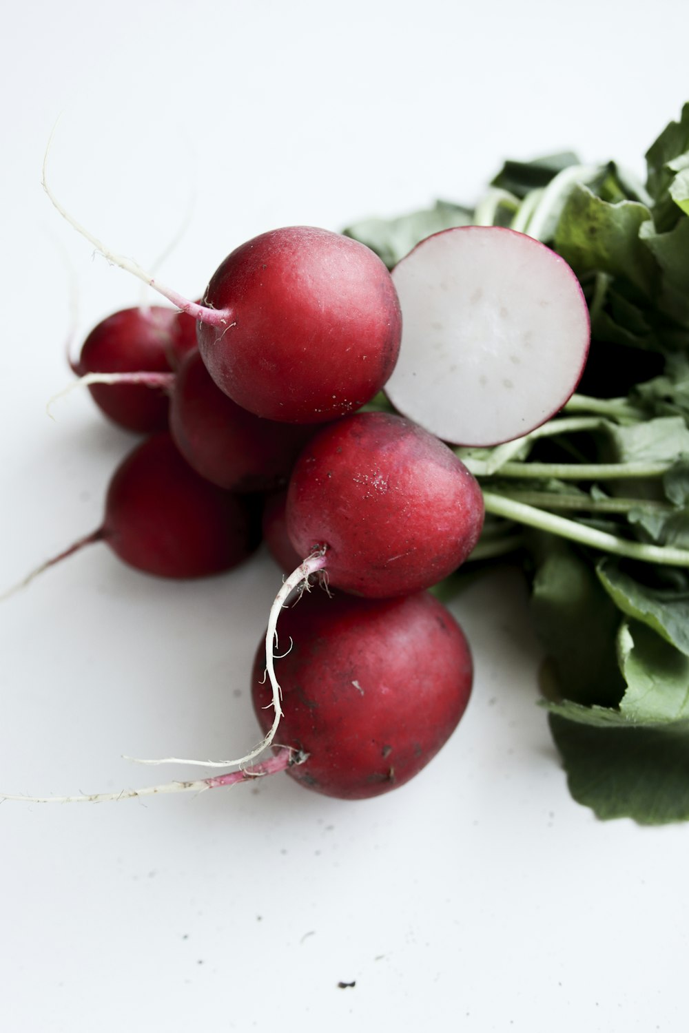 fruit rond rouge sur surface blanche