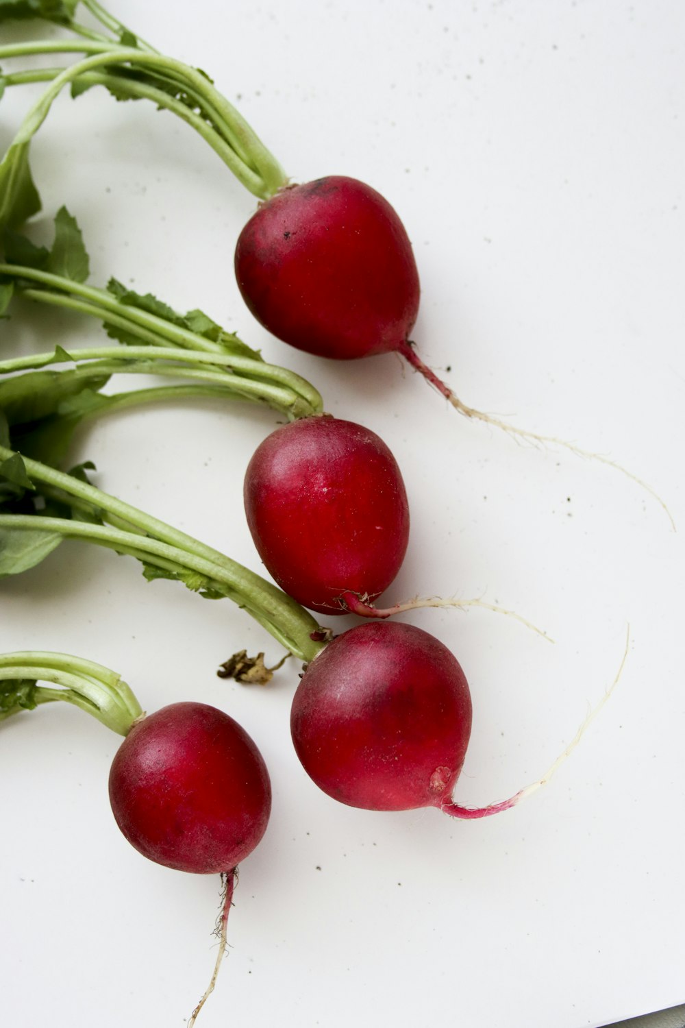 tomate rouge sur surface blanche